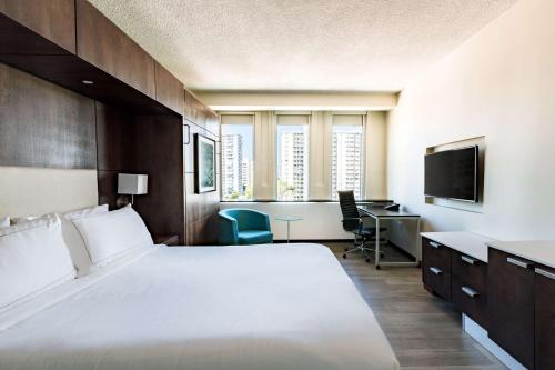 Habitación con cama grande, cama doble supletoria y vistas al jardín del hotel Doubletree By Hilton San Juan