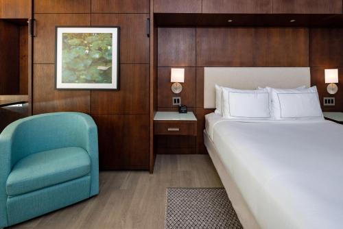 Habitación con cama grande, cama doble supletoria y vistas al jardín del hotel Doubletree By Hilton San Juan. Foto 4