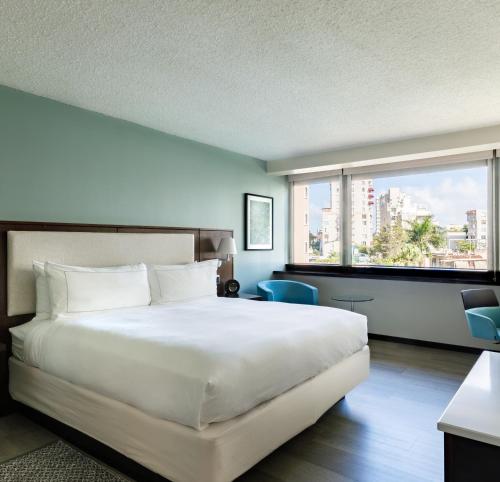 Habitación con cama extragrande - Planta superior del hotel Doubletree By Hilton San Juan. Foto 1