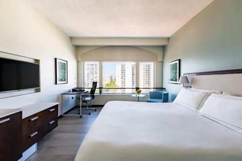 Habitación con cama extragrande - Planta superior del hotel Doubletree By Hilton San Juan. Foto 3