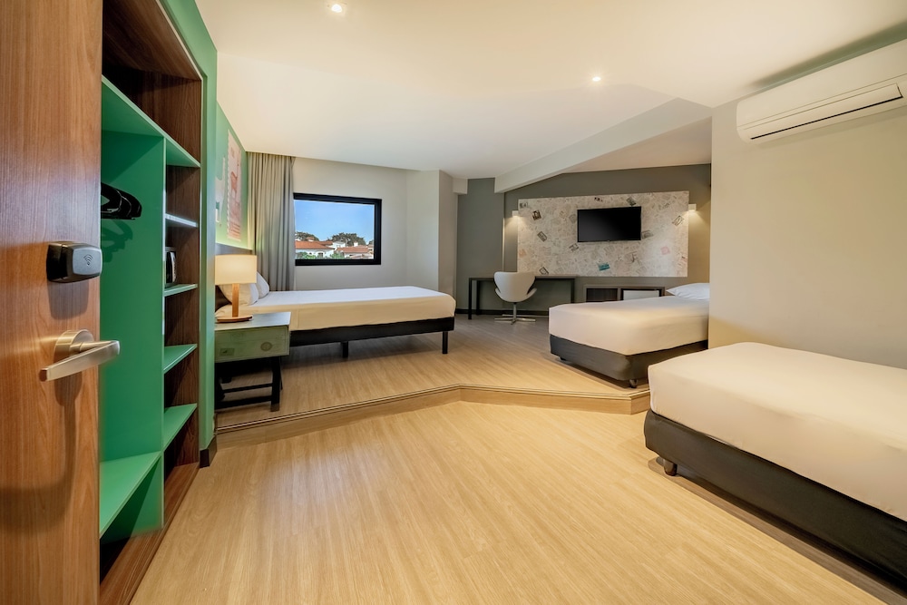Suite familiar con 1 cama doble y 2 camas individuales del hotel Ibis Styles Sorocaba Santa Rosalia. Foto 1