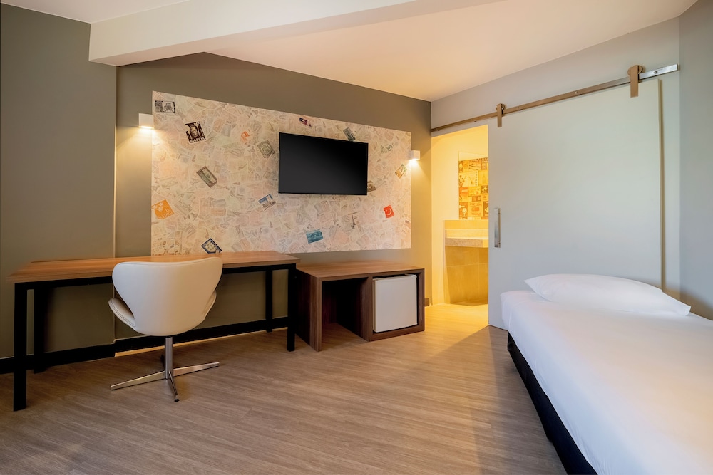 Suite familiar con 1 cama doble y 2 camas individuales del hotel Ibis Styles Sorocaba Santa Rosalia. Foto 2