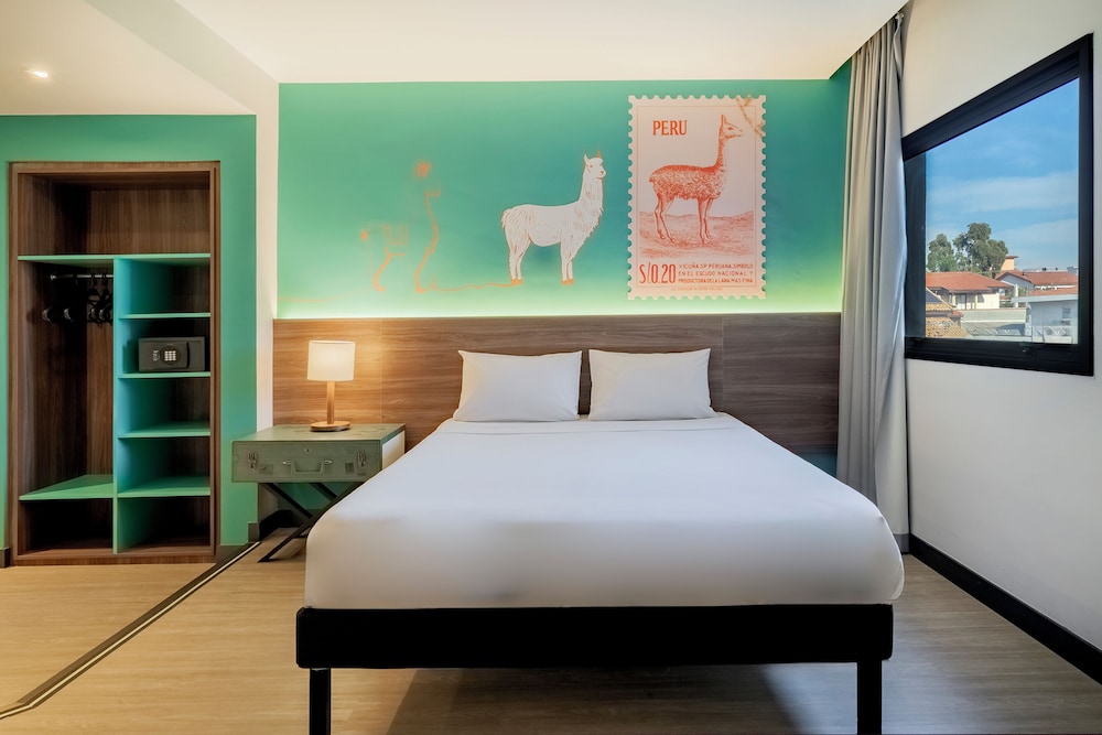 Suite familiar con 1 cama doble y 2 camas individuales del hotel Ibis Styles Sorocaba Santa Rosalia. Foto 3