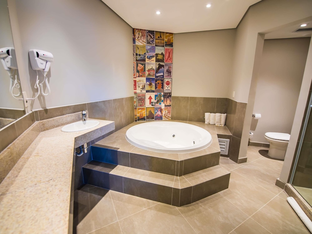 Suite familiar con 1 cama doble y 2 camas individuales del hotel Ibis Styles Sorocaba Santa Rosalia. Foto 10