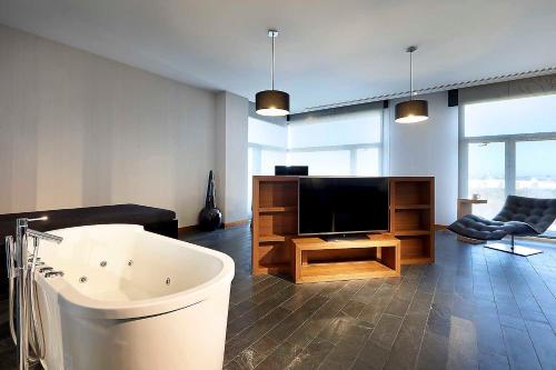 Suite del hotel Eurostars Madrid Congress. Foto 2