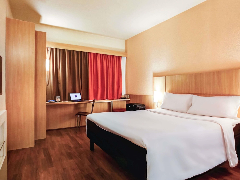 Habitación Standard con cama doble del hotel Ibis Vitoria Praia Do Canto. Foto 8