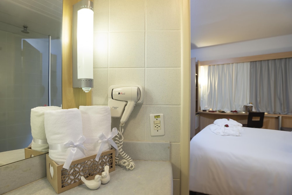 Habitación Standard con cama doble del hotel Ibis Vitoria Praia Do Canto. Foto 14