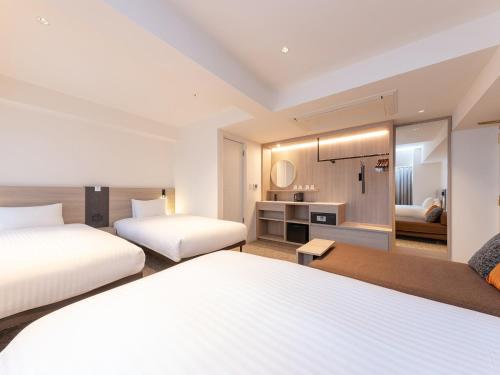 Habitación Triple Deluxe del hotel The OneFive Osaka Namba Kuromon. Foto 1