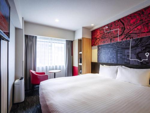 Habitación con cama extragrande. del hotel Ibis Osaka Umeda
