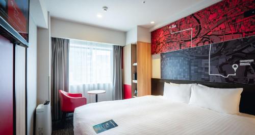 Habitación con cama extragrande. del hotel Ibis Osaka Umeda. Foto 1