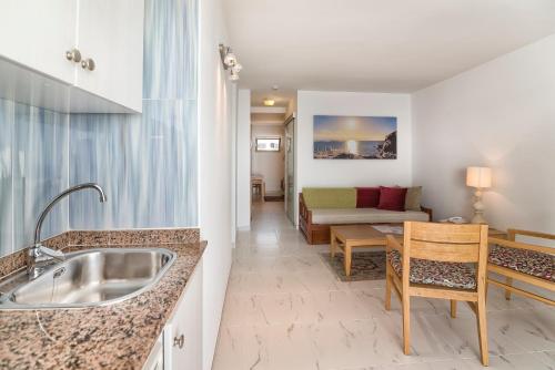 Suite Junior con vistas al mar del hotel Europalace. Foto 6