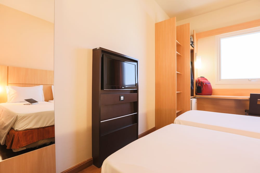Habitación estándar con 2 camas individuales, 2 camas individuales del hotel Ibis Montes Claros Shopping. Foto 2