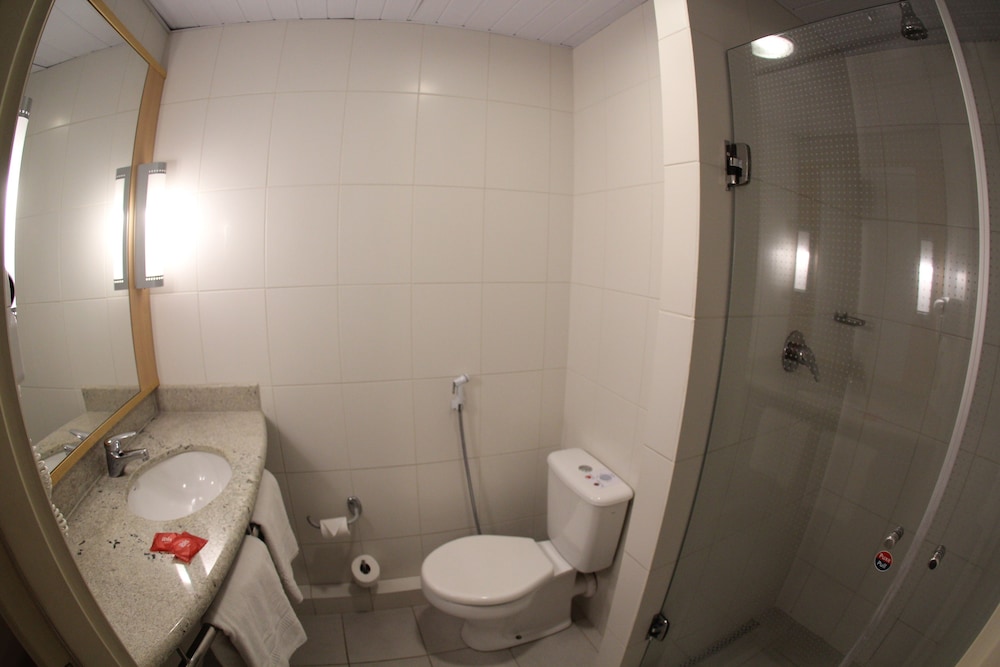 Habitación estándar con 2 camas individuales, 2 camas individuales del hotel Ibis Montes Claros Shopping. Foto 6