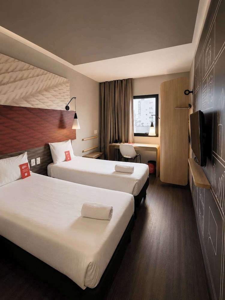 Habitación Standard con 2 camas individuales del hotel Ibis Santos Gonzaga Praia. Foto 1