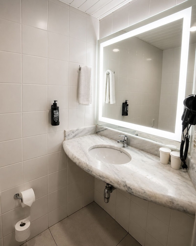 Apartamento con vistas al mar y 1 cama doble del hotel Ibis Santos Gonzaga Praia. Foto 11