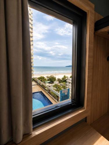 Habitación con 1 cama doble, 1 cama individual y vistas al mar del hotel Ibis Santos Gonzaga Praia. Foto 2