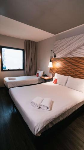 Habitación con 1 cama doble, 1 cama individual y vistas al mar del hotel Ibis Santos Gonzaga Praia. Foto 4