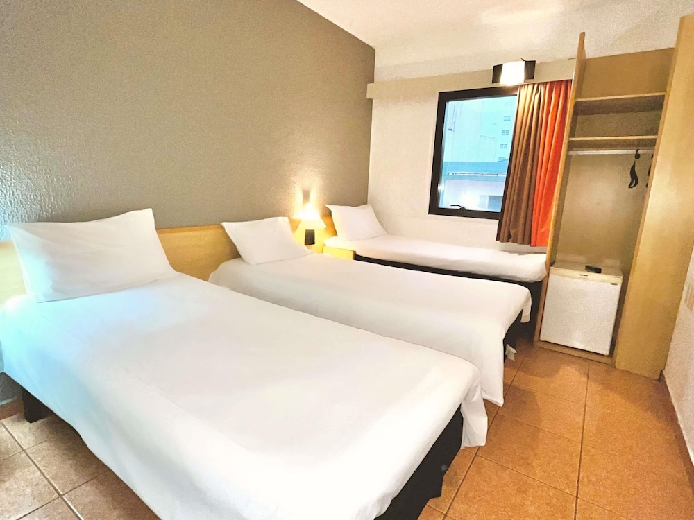Habitación con 3 camas individuales del hotel Ibis Santos Gonzaga Praia