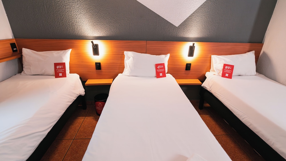 Habitación con 3 camas individuales del hotel Ibis Santos Gonzaga Praia. Foto 4