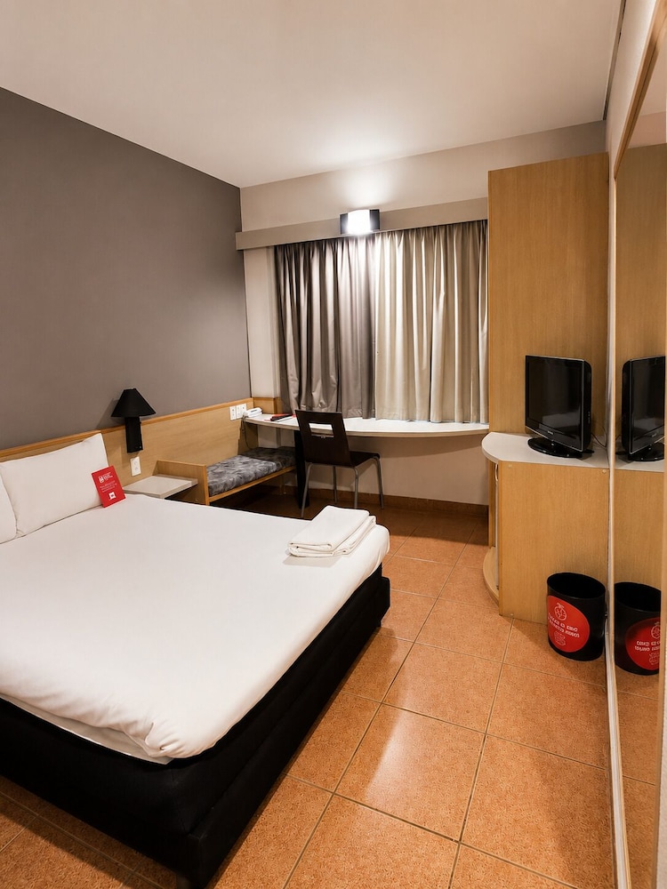 HABITACIÓN STANDARD PARA HUÉSPEDES CON LIMITACIONES FÍSICAS CON UNA CAMA DOBLE del hotel Ibis Santos Gonzaga Praia. Foto 1