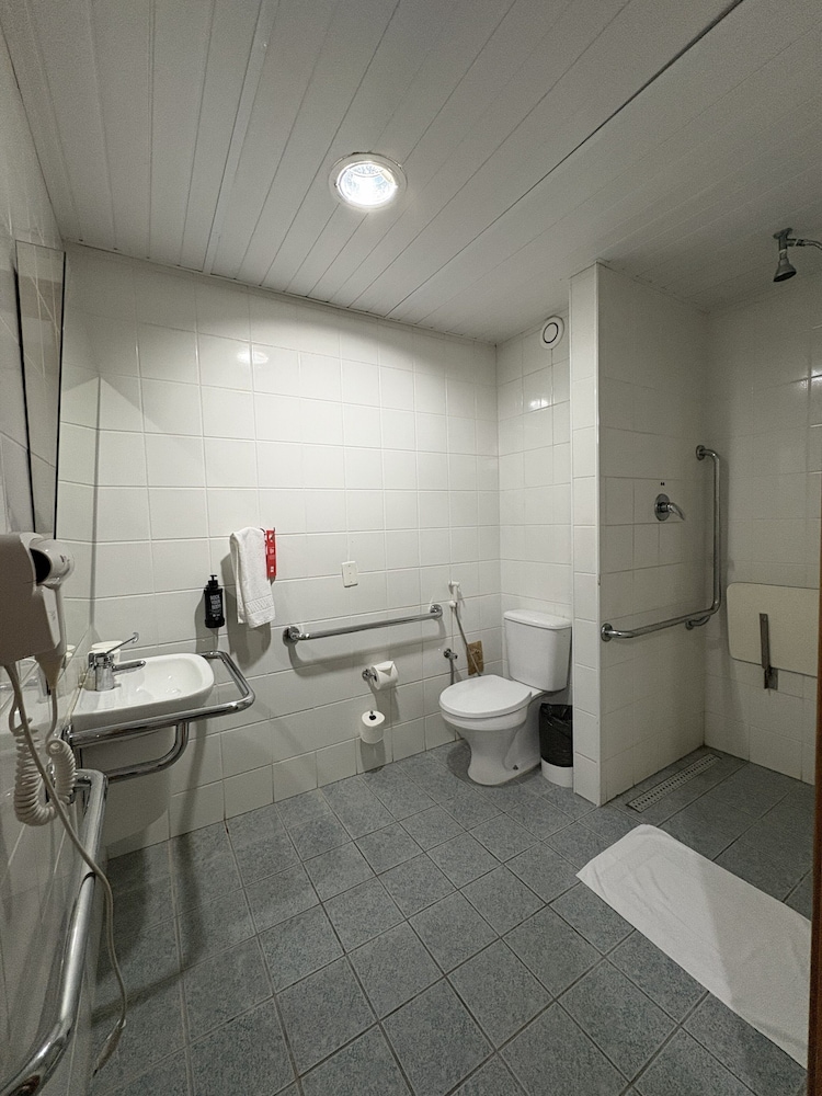 HABITACIÓN STANDARD PARA HUÉSPEDES CON LIMITACIONES FÍSICAS CON UNA CAMA DOBLE del hotel Ibis Santos Gonzaga Praia. Foto 2