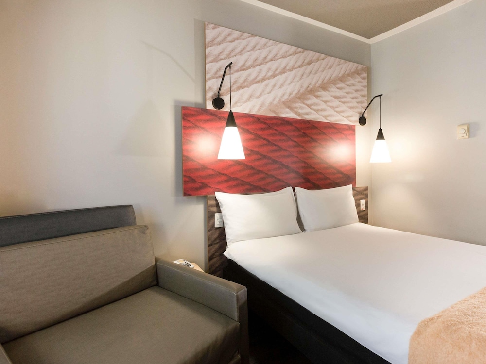 Habitación con 1 cama doble y 1 cama individual del hotel Ibis Santos Gonzaga Praia. Foto 8