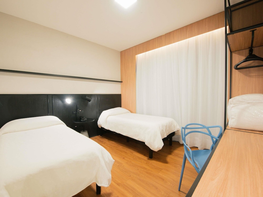 Habitación Estándar - 2 camas individuales del hotel Ibis Curitiba Shopping. Foto 3