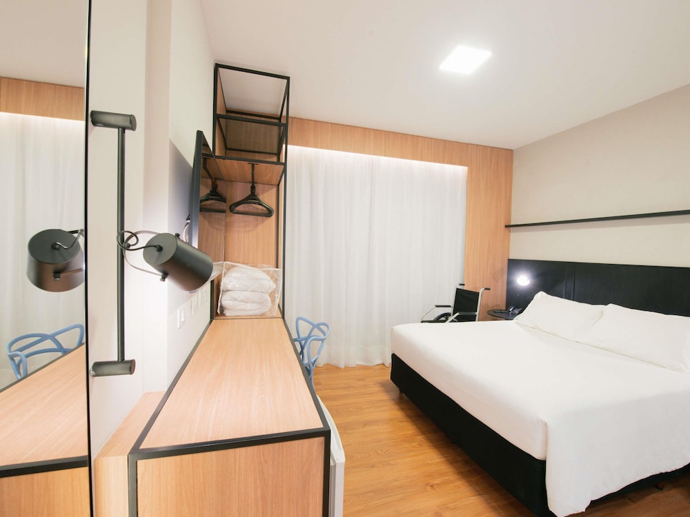 Habitación Superior adaptada con 1 cama doble del hotel Ibis Curitiba Shopping. Foto 1