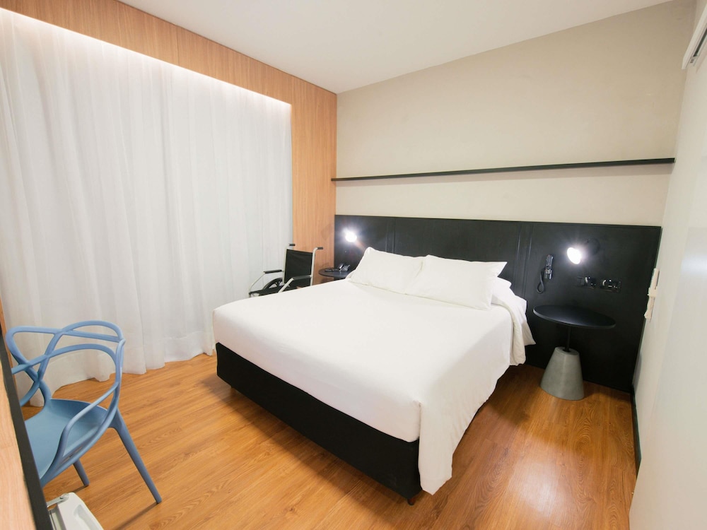 Habitación Superior adaptada con 1 cama doble del hotel Ibis Curitiba Shopping. Foto 2