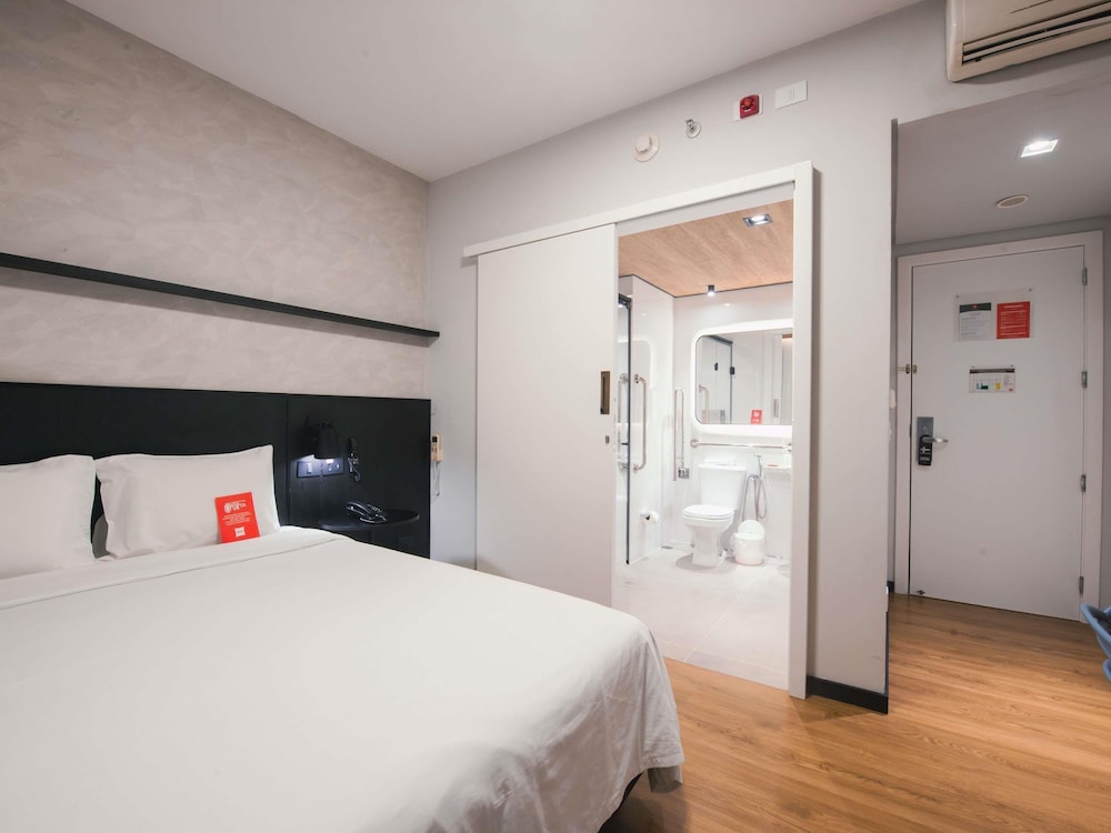 Habitación Superior adaptada con 1 cama doble del hotel Ibis Curitiba Shopping. Foto 3