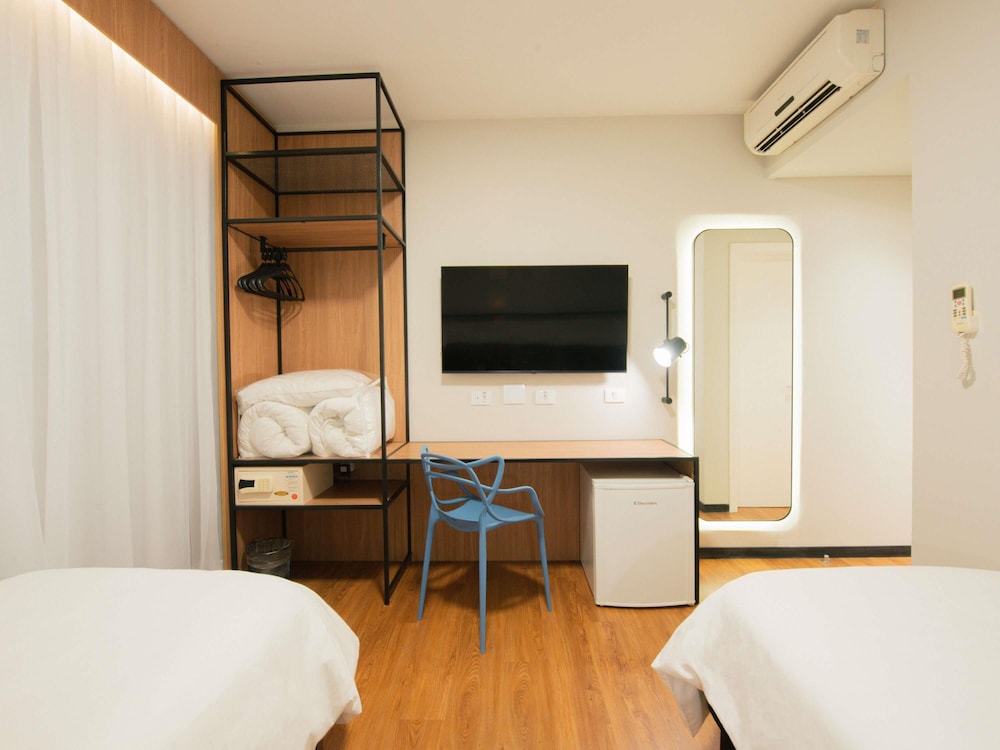 Habitación superior con 2 camas individuales del hotel Ibis Curitiba Shopping. Foto 1