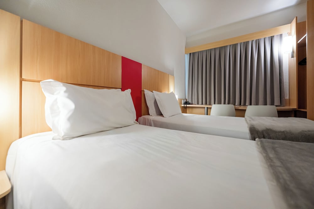 Habitación Standard con 2 camas individuales del hotel Ibis Florianopolis. Foto 5