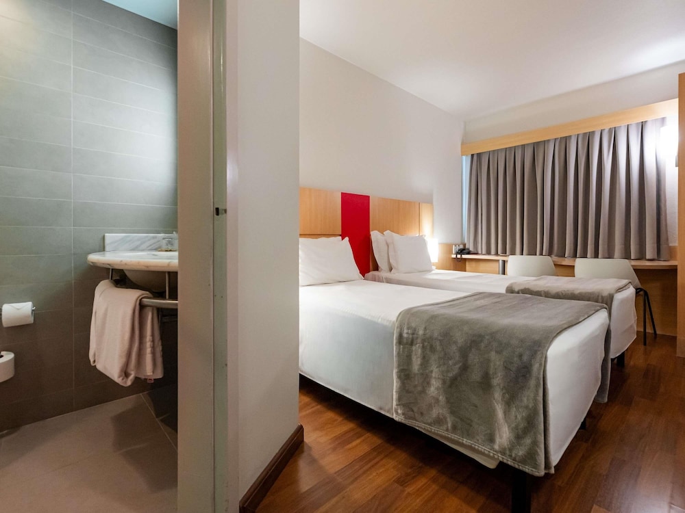 Habitación Standard con 2 camas individuales del hotel Ibis Florianopolis. Foto 6