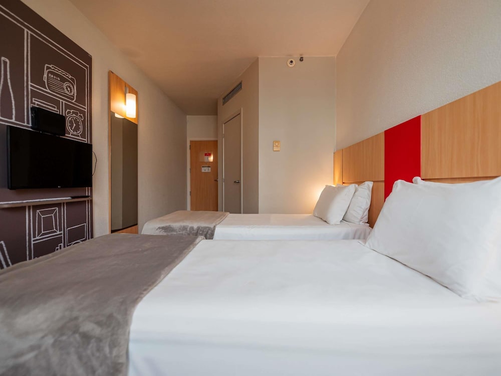 Habitación Standard con 2 camas individuales del hotel Ibis Florianopolis. Foto 9