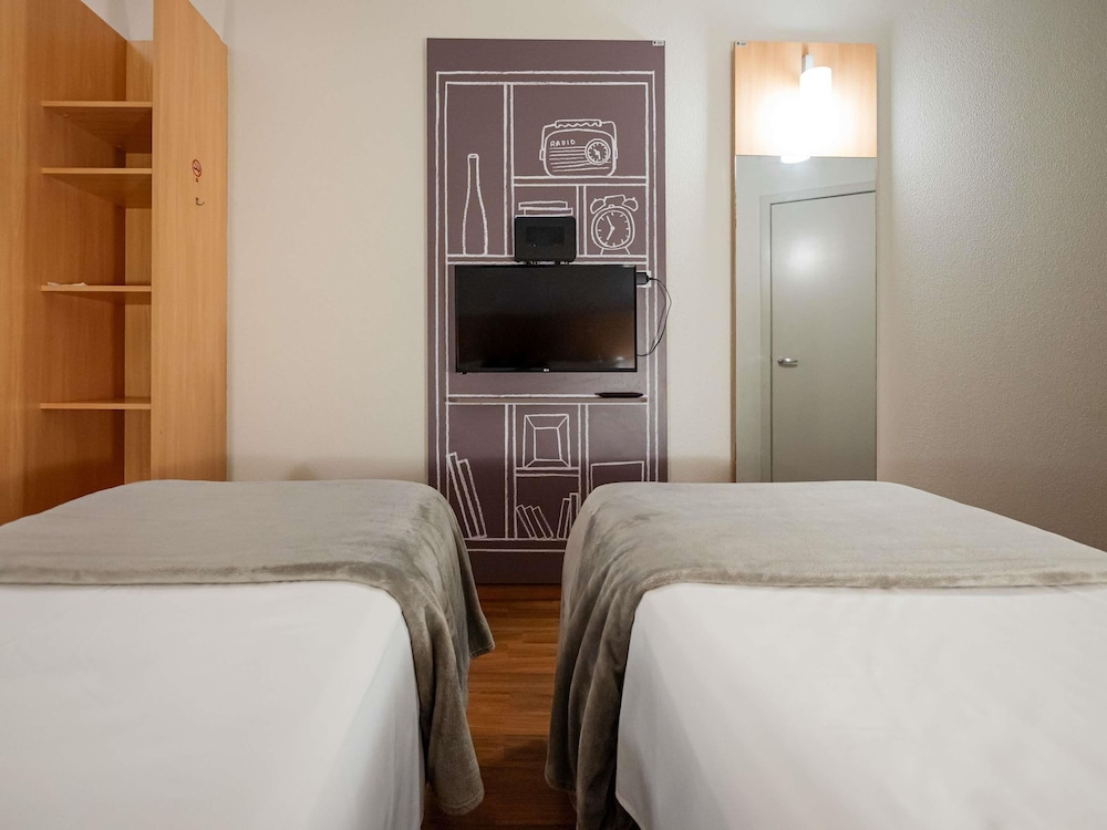 Habitación Standard con 2 camas individuales del hotel Ibis Florianopolis. Foto 10