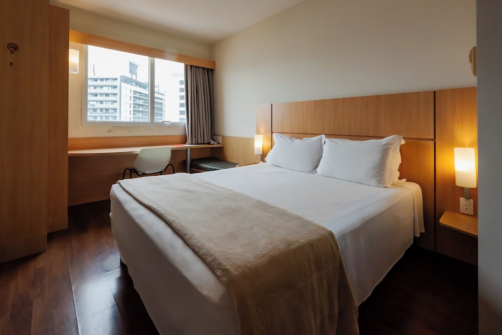 Habitacion Standard con 1 cama doble del hotel Ibis Florianopolis. Foto 3