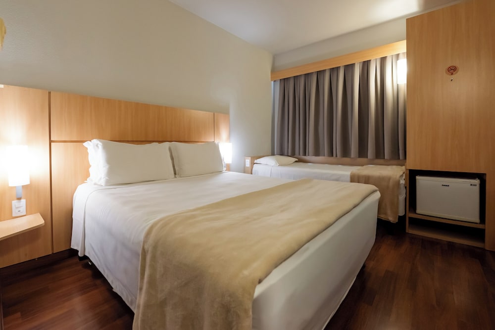 Habitación Standard con una cama doble y cama supletoria para un niño menor de 12 años del hotel Ibis Florianopolis. Foto 1