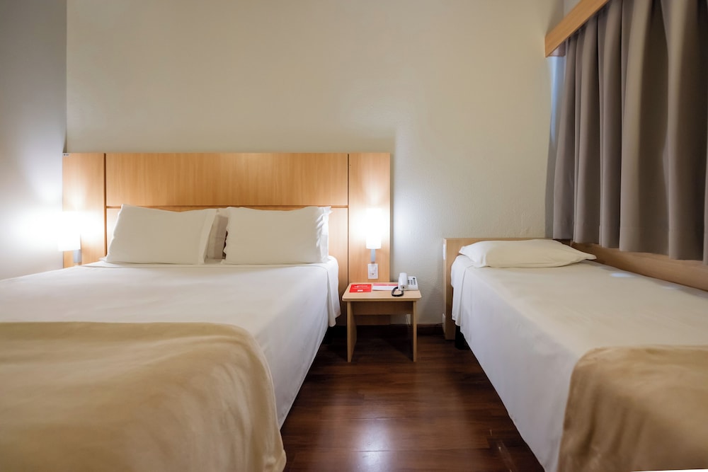 Habitación Standard con una cama doble y cama supletoria para un niño menor de 12 años del hotel Ibis Florianopolis. Foto 2