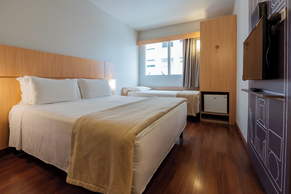 Habitación Standard con una cama doble y cama supletoria para un niño menor de 12 años del hotel Ibis Florianopolis. Foto 3