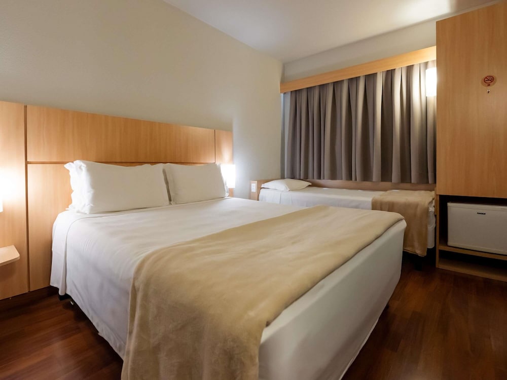 Habitación Standard con una cama doble y cama supletoria para un niño menor de 12 años del hotel Ibis Florianopolis. Foto 4