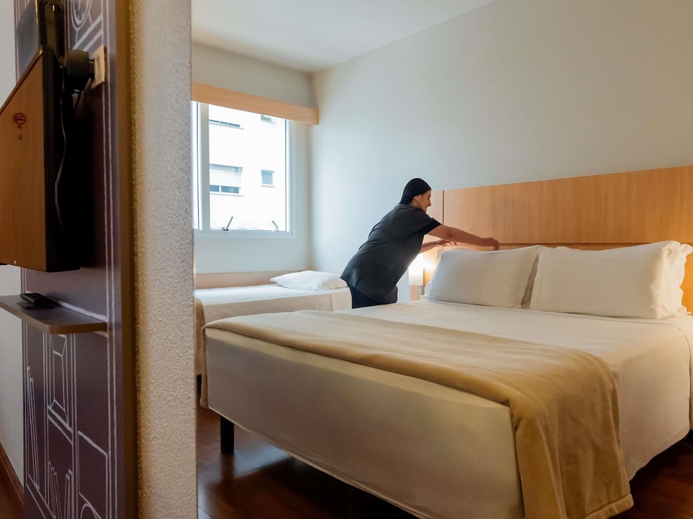 Habitación Standard con una cama doble y cama supletoria para un niño menor de 12 años del hotel Ibis Florianopolis. Foto 5