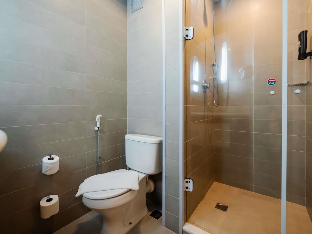Habitación Standard con una cama doble y cama supletoria para un niño menor de 12 años del hotel Ibis Florianopolis. Foto 6