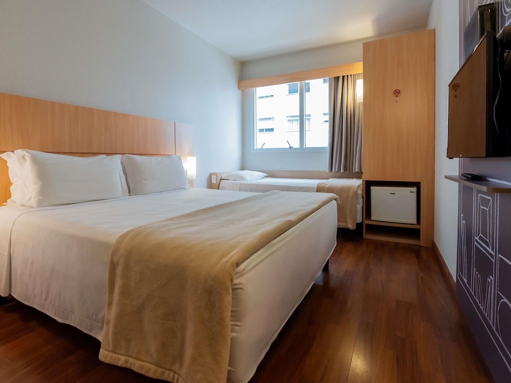 Habitación Standard con una cama doble y cama supletoria para un niño menor de 12 años del hotel Ibis Florianopolis. Foto 7