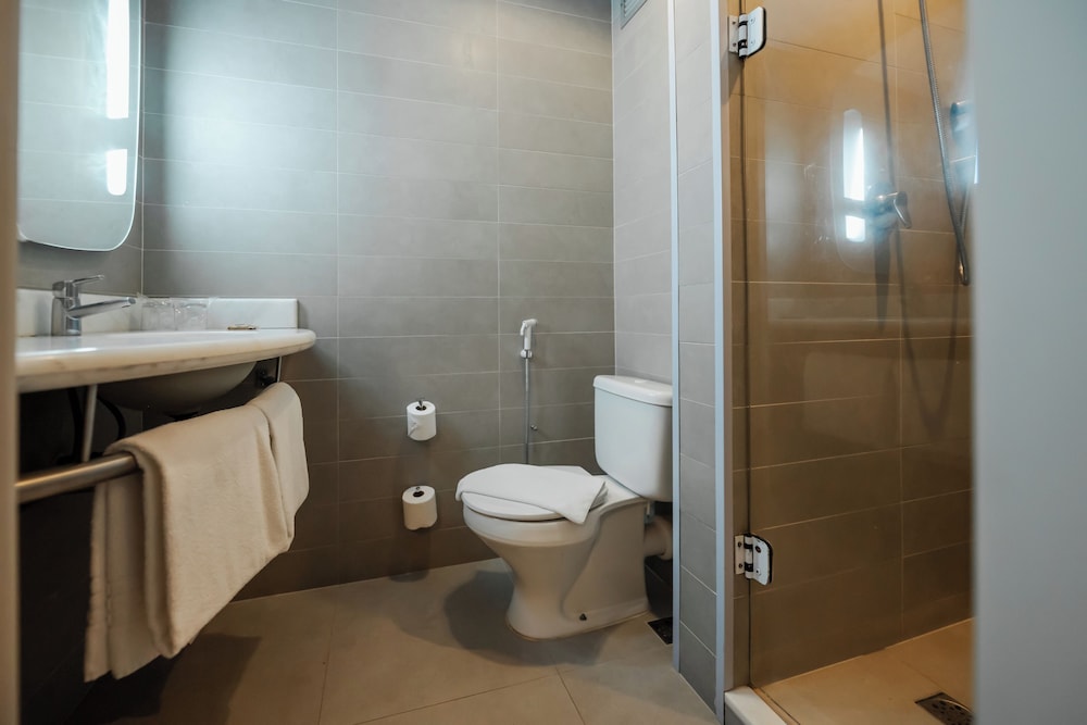 Habitación Standard con una cama doble y cama supletoria para un niño menor de 12 años del hotel Ibis Florianopolis. Foto 9