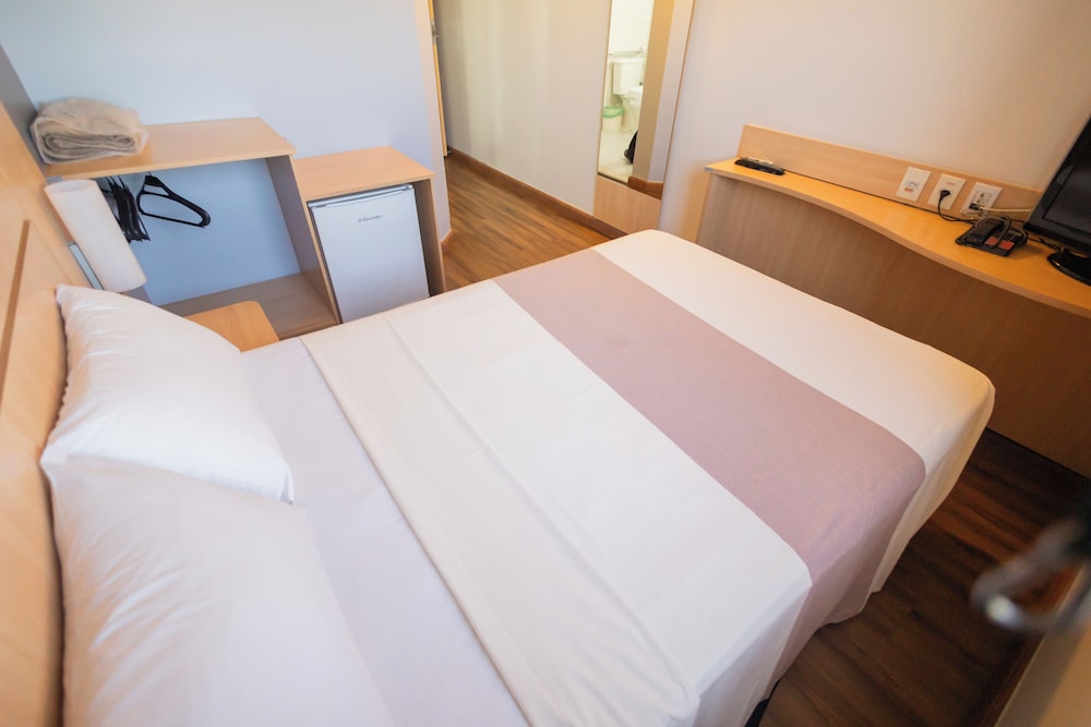 Habitación con 1 cama doble accesible para huéspedes con limitaciones físicas del hotel Ibis Contagem Ceasa. Foto 2