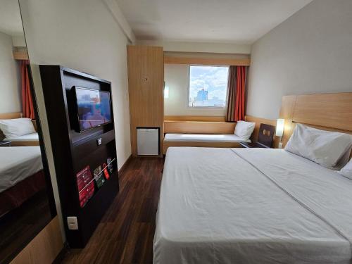 Habitacion Standard con 1 cama doble y 1 cama individual del hotel Ibis Mossoró. Foto 1