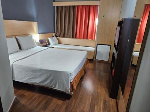Habitacion Standard con 1 cama doble y 1 cama individual del hotel Ibis Mossoró. Foto 2