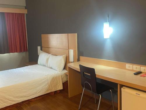 HABITACIÓN STANDARD ADAPTADA CON 1 CAMA DOBLE del hotel Ibis Mossoró. Foto 1