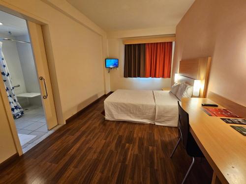 HABITACIÓN STANDARD ADAPTADA CON 1 CAMA DOBLE del hotel Ibis Mossoró. Foto 4