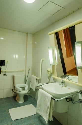 HABITACIÓN STANDARD ADAPTADA CON 1 CAMA DOBLE del hotel Ibis Mossoró. Foto 5